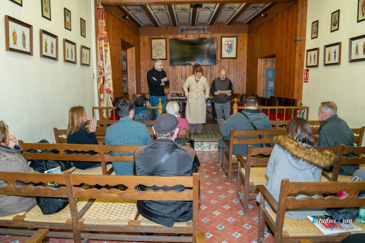 ENTREGA DELS DIPLOMES ALS PARTICIPANTS EN EL TALLER D’ESCRIPTURA DE SAINET FESTER ALCOIA